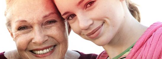 Immagine di una donna matura accanto a una ragazza. La foto mostra la storia di o.b.® e come contribuiamo a migliorare la qualità della vita delle donne da oltre 60 anni. 